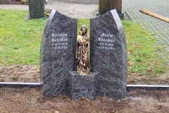 Ostbevern, Doppelgrab mit Grabstein, Madonna, Einfassung und vertiefter Schrift