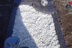 Ostbevern, Einzelgrab mit Granitherz, Granitfußball, Laterne, betende Hände, Teilabdeckplatten und Einfassung