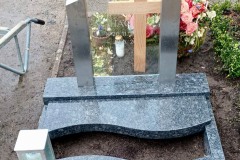 Ostbevern, Urnengrab Grabstein aus Glas mit Laterne, Teilabdeckplatten und Einfassung