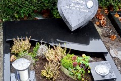 Ostbevern, Urnengrab mit Granitherz, Porzellanfoto, Laterne, Versenkvase, Teilabdeckplatte und Einfassung