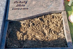 Rahde, Urneneinzelgrab mit Himalya teilabdeckplatte, Bronzeschrift und Einfassung