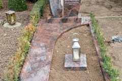 Rheda, Einzelgrab mit Grabstein, Bronzekreuz, Porzellanfoto, Laterne, Vase, Einfassung, Teilabdeckplatte und vertiefter Schrift