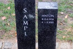 Rietberg, Urnendoppelgrab mit Impala Urnenstelen und Sonnenornament