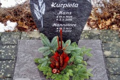 Rüthen, Urnengrab mit Urnenstein, Laterne, Vase, Ornament und Abdeckplatte