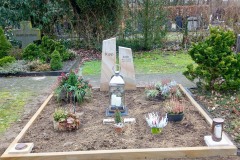 Sassenberg, Doppelgrab mit Sandsteinstelen, Laterne, Versenkvase und Einfassung