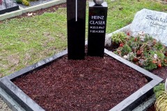 Sassenberg, Einzelgrab mit Doppelstele, Kreuz, Edelstahlkugel und Einfassung