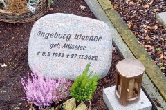 Sassenberg, Einzelgrab mit Liegestein und Laterne