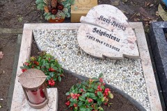 Sassenberg, Felgentreu mit Granitblatt, Laterne und Einfassung