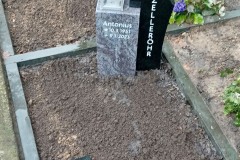 Sassenberg, Urnendoppelgrab mit Urnenstein, Laterne, Versenkvase und Einfassung