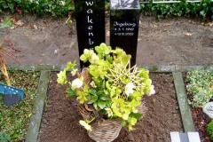 Sassenberg, Urnengrab mit Doppelstele, Laterne, Versenkvase