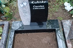 Sassenberg, Urnengrab mit Urnenstein und Einfassung