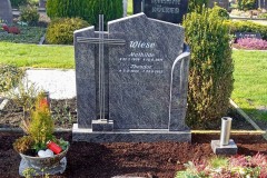 Scheidingen, Doppelgrab mit Breitstein, Edelsahlkreuz, Laterne, Trittplatten