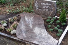 Schloß Neuhaus, Doppelgrab mit Breitstein, Kreuz, Rose, Teilabdeckplatte und Einfassung