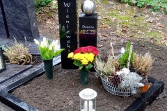 Schloß-Neuhaus, Urnengrab mit Black Urnenstelen, Edelstahlkugel, Laterne und Einfassung