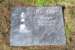 Sennefriedhof, Rasentafel aus Orion mit Ornament (Leuchtturm) und vertiefter Schrift