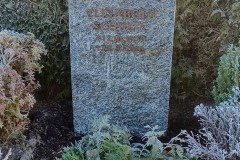 St. Annen, Einzelgrab mit Stele und Bronzestele