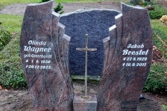 Steinhagen, Doppelgrab mit Breitstein und Bronzekreuz und vertiefter Schrift