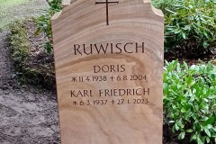 Steinhagen, Doppelgrab mit Einzelstele Kreuzornament und vertiefterschrift