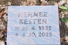 Steinhagen, Rasengrab mit Liegestein und erhabener Schrift