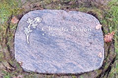 Stieghorst, Rasengrab mit Barap Liegestein, Rose und vertiefter schrift