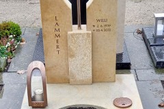 Störmede. Urnendoppelgrab mit Urnenstein, Bronzekreuz, Laterne und Versenkvase