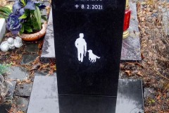 Stuckenbrock, Urnengrab mit Stele, Ornament(Mann mit Hund) und Abdeckplatte