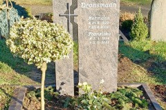 Sutthausen, Doppelstele mit Edelstahlkreuz und Einfassung