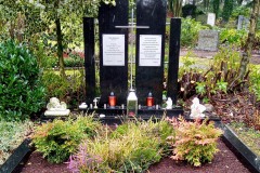 Ubbedissen, Doppelgrab Denkmal mit Edelstahlschrifttafel, Laterne, Einfassung