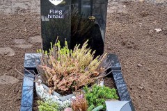 Urnengrab mit Black Urnenstelen, Laterne, Versenkvase und Einfassung