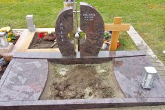 Vellern, Urnengrab mit Zweiteiler, Edelstahlkreuz, Laterne, Teilabdeckplatten und Einfassung