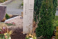 Vorhelm, Doppelgrab mit Stele, Bronzekreuz und vertiefter Schrift