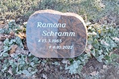 Wald-Schultenfeld, Urnengrab mit Granitliegestein