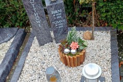 Warendorf, Urnendoppelgrab mit Urnenstein, Edelstahlkugel, Laterne und Einfassung