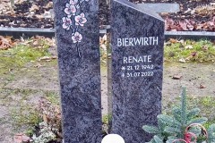 Werne, Einzelwahlgrab mit Doppelstele, Laterne, Rose und vertiefter Schrift