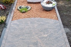 Werther, Einzelgrab mit Granitliegestein, Teilabdeckplatte und Einfassung