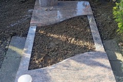 Westkirchen, Einzelgrab mit Doppelstele, Bronzevögel, Laterne, Versenkvase, Teilabdeckplatten und Einfassung
