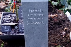 Wiedenbrück Memoriamgarten Anröchter Stele mit Ornament und vertiefer Schrift