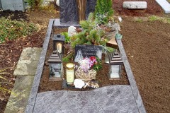 Wiedenbrück, Einzelgrab mit Orionstelen, Madonna, Bronzerose, Sockel, Laterne, Teilabdeckplatte und Einfassung