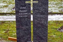 Wiedenbrück, Einzelgrab mit Zweiteiler mit Kreuzausschnitt, Granitvase und vertiefter Schrift