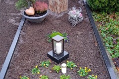 Beckum, Einzelgrab Stele mit Laterne und Einfassung