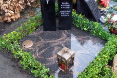 Greffen, Urnengrab mit Laterne und Versenkvase