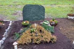 Hamm, Urnengrab mit Laterne und Einfassung