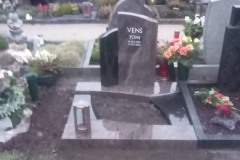 Harsewinkel, Urnengrab mit Laterne und Einfassung