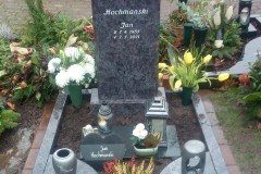 Heepen, Urnendoppelgrab mit Ornament, Vase, Laterne, Viertelkreisplatten und Einfassung