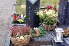 Herde, Urnengrab mit Ornament, Laterne und Einfassung