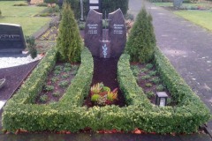 Herzebrock, Doppelgrab mit Ornament, Kreuz und Laterne