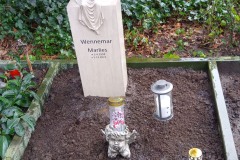 Herzebrock, Urnendoppelgrab mit Engel und Laterne