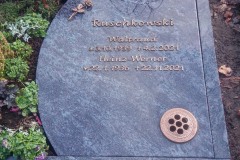 Herzfeld, Urnendoppelgrab mit Bronzeblume und Versenkvase