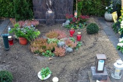 Hoetmar, Doppelgrab mit Madonna und Laterne