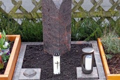 Kirchborchen, Urnengrab mit Bronzevogel, Laterne, Versenkvase und Einfassung